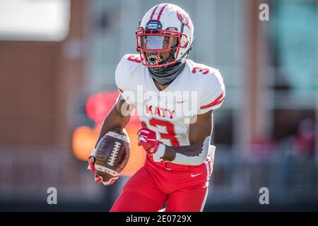 Iowa Colony, Texas, USA. Dezember 2020. Katys Bobby Taylor (3) gibt ein Fumble für einen 17-Yard-Touchdown während des Halbfinalspiels der Texas University Interscholastic League (UIL) Region III Class 6A Division 2 zwischen den Katy Tigers und den Alvin Shadow Creek Sharks im Alvin ISD Freedom Field in Iowa Colony, Texas, zurück. Katy besiegte Alvin Shadow Creek 49-24. Prentice C. James/CSM/Alamy Live News Stockfoto