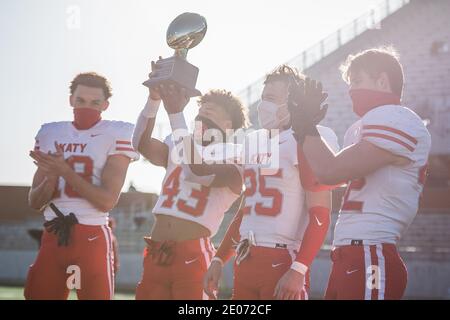 Iowa Colony, Texas, USA. Dezember 2020. Die Spieler von Katy Tigers haben eine Trophäe nach dem Halbfinale der Texas University Interscholastic League (UIL) Region III Class 6A Division 2 zwischen den Katy Tigers und den Alvin Shadow Creek Sharks im Alvin ISD Freedom Field in Iowa Colony, Texas, gewonnen. Katy besiegte Alvin Shadow Creek 49-24. Prentice C. James/CSM/Alamy Live News Stockfoto