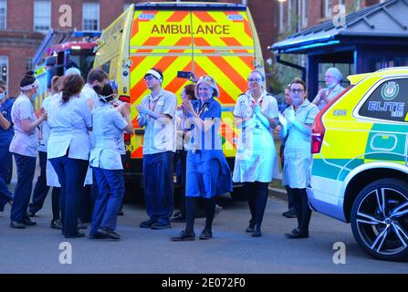 Rettungskräfte aus Leicester versammeln sich im Leicester Royal Infirmary Die NHS-Mitarbeiter während des Klatschs um Pflegern zu applaudieren Stockfoto