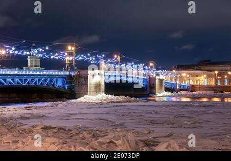 Sankt Petersburg, Russland – 28. Dezember 2020: Das Aurora-Lichtdesign der Palastbrücke zu den Neujahrsferien Stockfoto