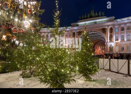 Sankt Petersburg, Russland – 28. Dezember 2020: Auf dem Palastplatz fotografieren die Menschen in der Nähe von Neujahr und Weihnachtsbaum. Stockfoto