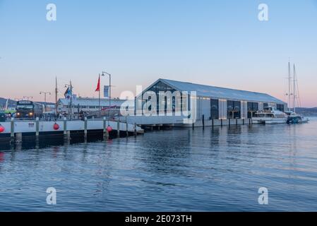 HOBART, AUSTRALIEN, 21. FEBRUAR 2020: Brooke Street Pier im Hafen von Hobart, Australien Stockfoto