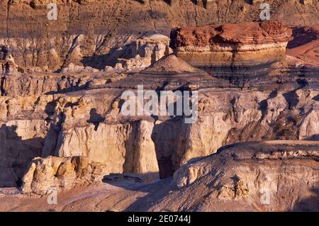 Felsformationen im Coal Mine Canyon bei Coal Mine Mesa, Moenkopi Plateau, am Rande der Painted Desert, Navajo Indian Reservation, in der Nähe von Tuba City, Arizona Stockfoto