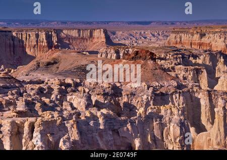 Felsformationen im Coal Mine Canyon bei Coal Mine Mesa, Moenkopi Plateau, am Rande der Painted Desert, Navajo Indian Reservation, in der Nähe von Tuba City, Arizona Stockfoto