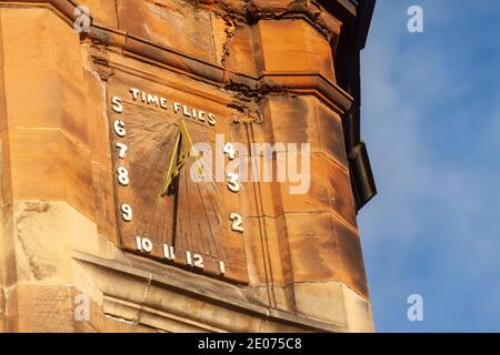 Nahaufnahme einer Sonnenuhr am Old Port Building in Burntisland High Street, Fife, Schottland, Großbritannien. Stockfoto