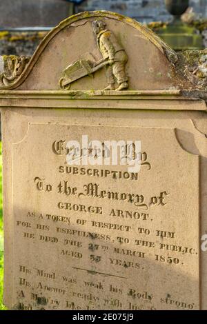 Grabstein, der als Abonnement für seine Nützlichkeit für die Öffentlichkeit errichtet wurde, Burntisland Parish Church, St. Columba's, Burntisland, Fife, Schottland. Stockfoto