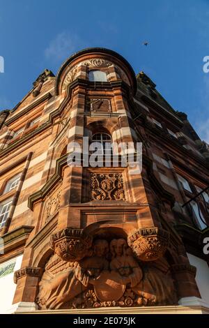 Die prunkvolle Fassade des Old Port Building in der Burntisland High Street mit drei Sonnenuhren, Fife, Schottland. Stockfoto