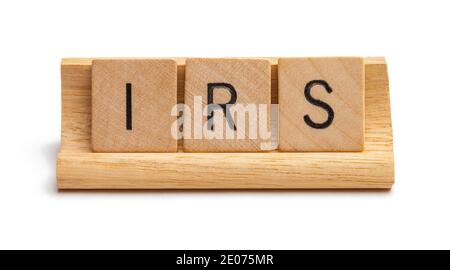 Wood Letter Blocks Rechtschreibung IRS ausgeschnitten. Stockfoto