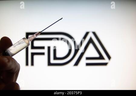 In dieser Abbildung ist eine medizinische Spritze mit FDA-Logo zu sehen ( Food and Drug Administration of the United States ) FDA zugelassene Pfizer / BioNTech und Moderna COVID-19 Coronavirus-Impfstoff für den Notfall in den USA, mit einer Notfall-Zulassung (EUA) Stockfoto