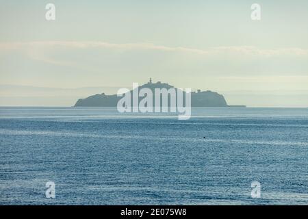 Inchkeith Island von Kinghorn, Fife, Schottland. Stockfoto