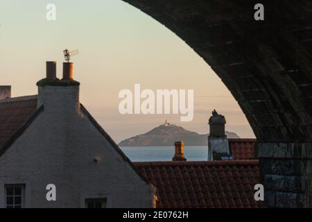 Blick auf Inchkeith Island durch den Eisenbahnbogen bei Kinghorn, Fife, Schottland. Stockfoto