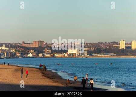 Menschen genießen einen Winterspaziergang am Strand in Kirkcaldy, Fife, Schottland. Stockfoto