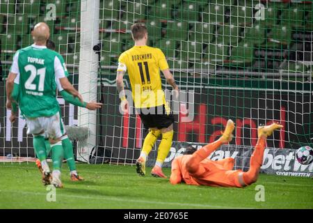 Marco REUS (DO, Nr. 11) erzielt im Nachschuss seines Elfmeterschiesses 2:1 gegen Torwart Jiri PAVLENKA (HB); Tor, Siegtreffer; Fußball 1. Bundesliga, 12. Spieltag, SV Werder Bremen (HB) - Borussia Dortmund (DO) 1:2, am 15. Dezember 2020 in Bremen. Die DFL-Vorschriften verbieten die Verwendung von Fotos als Bildsequenzen und/oder quasi-Video weltweit Stockfoto