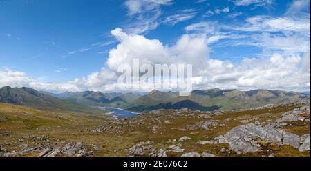 Der Blick vom Corbett Beinn Loinne auf die Berge Kintail und Loch Cluanie. Stockfoto