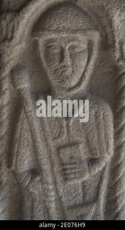 Bas-Relief Skulptur, die einen Pilger darstellt. Details. Mitte des 15. Jahrhunderts. Wahrscheinlich aus der Kirche von Santo Domingo oder der Kirche von Santo Tomás (La Coruña, Galicien, Spanien). Archäologisches und Geschichtsmuseum (Schloss San Anton). A Coruña, Galicien, Spanien. Stockfoto