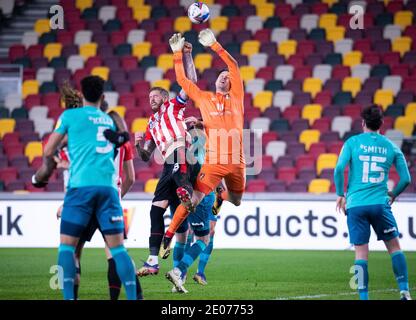 Brentford, Großbritannien. Dezember 2020. Brentford Pontus Jansson und AFC Bournemouth Torwart Asmir Begovic während des Sky Bet Championship-Spiels zwischen Brentford und Bournemouth im Brentford Community Stadium, Brentford, England am 30. Dezember 2020. Foto von Andrew Aleksiejczuk/Prime Media Images. Kredit: Prime Media Images/Alamy Live Nachrichten Stockfoto