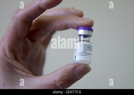 Thessaloniki, Griechenland - Dezember 29, 2020: Eine Krankenschwester hält eine Ampulle des Pfizer-BioNTech Coronavirus Disease (COVID-19) Impfstoffs im AHEPA Krankenhaus, wie die Stockfoto