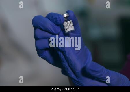 Thessaloniki, Griechenland - Dezember 29, 2020: Eine Krankenschwester hält eine Ampulle des Pfizer-BioNTech Coronavirus Disease (COVID-19) Impfstoffs im AHEPA Krankenhaus, wie die Stockfoto
