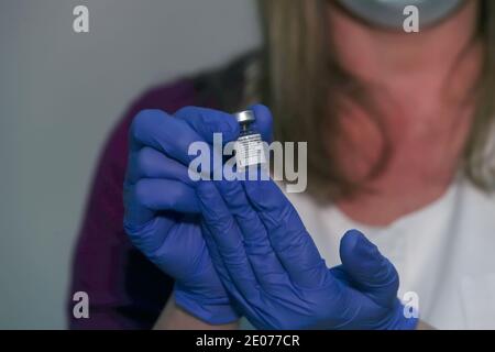 Thessaloniki, Griechenland - Dezember 29, 2020: Eine Krankenschwester hält eine Ampulle des Pfizer-BioNTech Coronavirus Disease (COVID-19) Impfstoffs im AHEPA Krankenhaus, wie die Stockfoto