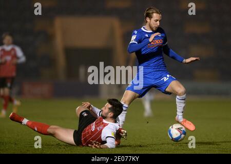 Ben Stevenson von Colchester United kämpft mit Chris Clements von Cheltenham Town - Colchester United gegen Cheltenham Town, Sky Bet League Two, JobServe Community Stadium, Colchester, UK - 29. Dezember 2020 nur für redaktionelle Verwendung - es gelten DataCo-Einschränkungen Stockfoto