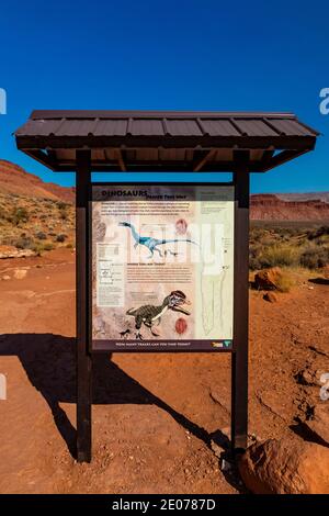 Interpretationsschild für die Warner Valley Dinosaur Track Site von BLM in der Nähe von St. George, Utah, USA [Keine Eigentumsfreigabe; nur für redaktionelle Lizenzen verfügbar Stockfoto