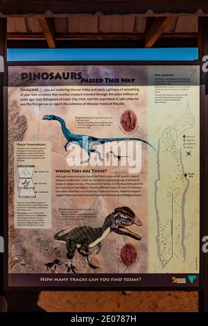 Interpretationsschild für die Warner Valley Dinosaur Track Site von BLM in der Nähe von St. George, Utah, USA [Keine Eigentumsfreigabe; nur für redaktionelle Lizenzen verfügbar Stockfoto