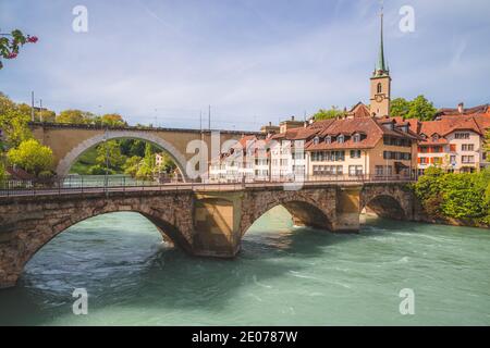 Blick über die Aare in Bern, Schweiz und die historische Nydeggkirche aus dem 14. Jahrhundert. Stockfoto