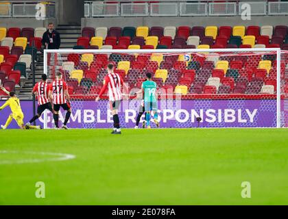 Brentford Community Stadium, London, Großbritannien. Dezember 2020. English Football League Championship Football, Brentford FC gegen Bournemouth; Bournemouth die Führung übernehmen, als der Schuss von Solanke Brentford-Torwart Raya in der 25. Minute schlägt Credit: Action Plus Sports/Alamy Live News Stockfoto