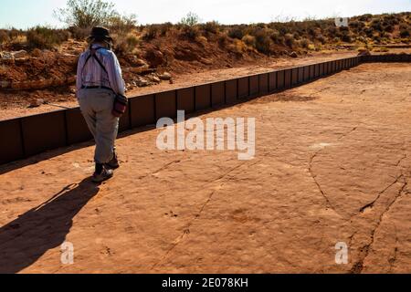 Abzweigungsmauer zum Schutz der Dinosaurier-Tracksite vor Sturzfluten auf der Warner Valley Dinosaur Track Site von BLM in der Nähe von St. George, Utah, USA Stockfoto