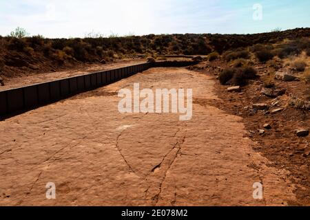 Abzweigungsmauer zum Schutz der Dinosaurier-Tracksite vor Sturzfluten auf der Warner Valley Dinosaur Track Site von BLM in der Nähe von St. George, Utah, USA Stockfoto