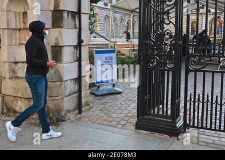 London (UK), 30. Dezember 2020: NHS-Mitarbeiter wegen Covid-Impfung auf dem Gelände des Kings College Guys Hospital Campus. Stockfoto