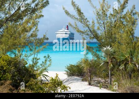 Der Eingang zum leeren Strand auf der unbewohnten Insel Half Moon Cay (Bahamas). Stockfoto