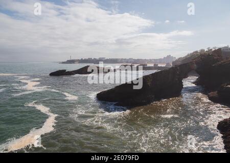 Der Grand Plage ist ein beliebter Strand bei Touristen und Surfern in der historischen baskischen Küstenstadt Biarritz im Südwesten Frankreichs. Stockfoto