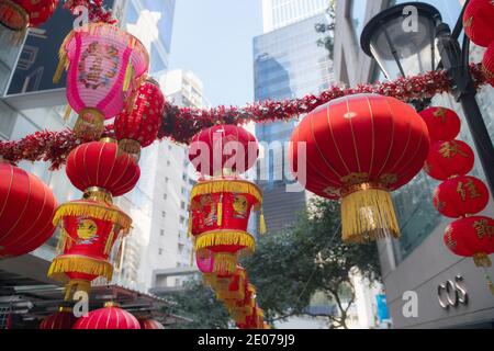 In den Straßen Hongkongs hängen wunderschöne chinesische Laternen. Farbenfrohe Gold- und rote Dekoration. Tageslicht. Stockfoto