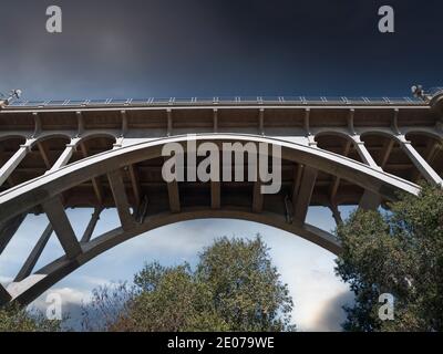 Blick auf die historische Colorado Blvd Bridge mit stürmischem Himmel im malerischen Pasadena, Kalifornien. Stockfoto