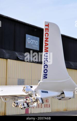 Tecnam P2006T Flugzeug mit Pyrotechnik an der Flügelspitze für eine Lichtshow zur Eröffnung der Paralympics 2012 in London, Großbritannien. Gama Engineering Hangar Stockfoto