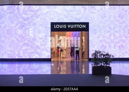 Istanbul, Türkei - ca. dezember 2020: Schaufenster des Louis Vuitton Stores. Louis Vuitton ist ein französisches Modehaus, eines der weltweit führenden Stockfoto