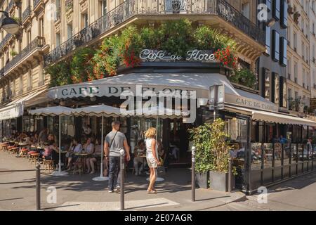 Paris, Frankreich - 22. August 2015: Das berühmte Cafe de Flore, das als eines der ältesten Kaffeehäuser von Paris und für seine berühmte Klientel von Schriftstellern bekannt ist Stockfoto