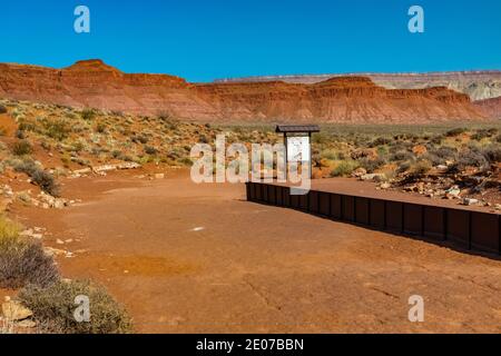 Abzweigungsmauer zum Schutz der Dinosaurier-Tracksite vor Sturzfluten auf der Warner Valley Dinosaur Track Site von BLM in der Nähe von St. George, Utah, USA Stockfoto