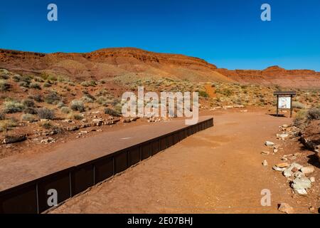 Abzweigungsmauer zum Schutz der Dinosaurier-Tracksite vor Sturzfluten auf der Warner Valley Dinosaur Track Site von BLM in der Nähe von St. George, Utah, USA Stockfoto