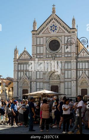 Touristen in Piazza di Santa Croce mit der Basilika di Santa Croce im Hintergrund, Florenz, Italien Stockfoto