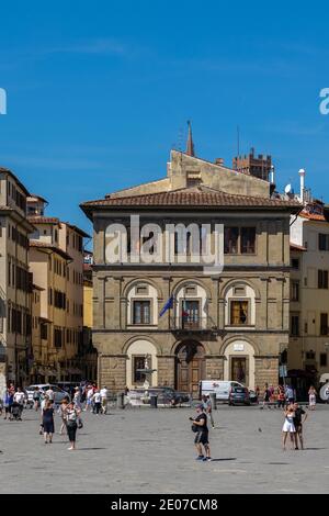 Das Gebäude beherbergt das Büro des Bezirksrates für Bezirk 1 in Piazza di Santa Croce, Florenz, Italien Stockfoto