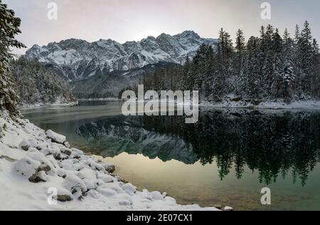 Schöner verschneite See Eibsee im Winter Stockfoto