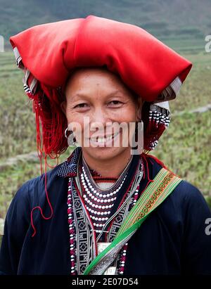 Nahaufnahme Porträt einer roten Dao Frau in Sa Pa Vietnam Stockfoto