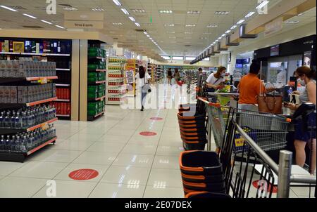 Großer breiter Gang im Sklavenitis-Hypermarkt, Limassol, Zypern Stockfoto