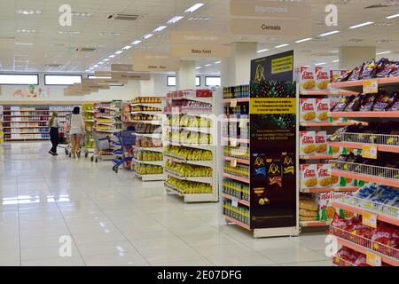 Großer breiter Gang im Sklavenitis-Hypermarkt, Limassol, Zypern Stockfoto