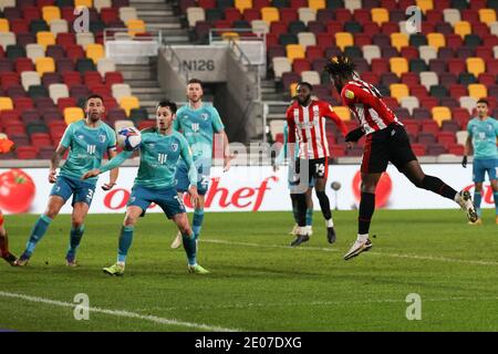 London, Großbritannien. Dezember 2020. Tariqe Fosu von Brentford punktet beim EFL Sky Bet Championship-Spiel zwischen Brentford und Bournemouth am 30. Dezember 2020 im Brentford Community Stadium, London, England, um 2-1 Punkte zu erreichen. Foto von Ken Sparks. Nur redaktionelle Verwendung, Lizenz für kommerzielle Nutzung erforderlich. Keine Verwendung bei Wetten, Spielen oder Veröffentlichungen einzelner Vereine/Vereine/Spieler. Kredit: UK Sports Pics Ltd/Alamy Live Nachrichten Stockfoto