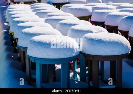 Holzhocker aufgereiht für Verkauf in Neuschnee; Einzelhandel; Poncha Springs; Colorado; USA Stockfoto