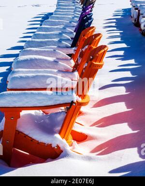 Farbenfrohe Adirondack-Stühle im Neuschnee; Einzelhandelsgeschäft; Poncha Springs; Colorado; USA Stockfoto