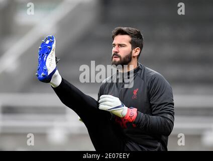 Liverpooler Torhüter Alisson macht sich vor dem Premier League-Spiel im St James' Park, Newcastle, warm. Stockfoto